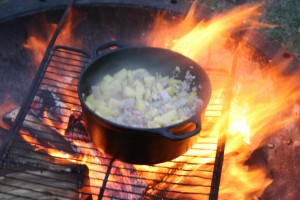 Wieder mal Resteverwertung - im Gusstopf über'm offenen Feuer.